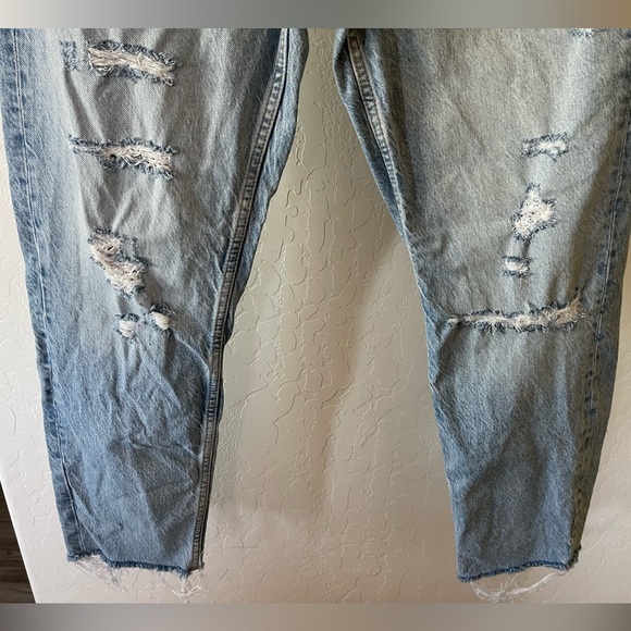 Zara|Women’s distressed light wash jeans in high rise, size 12,Closet staple🫶🏻 - Picture 4 of 11